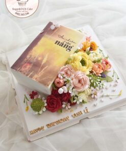 Bánh kem hoa và sách