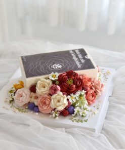 Bánh kem hoa và sách